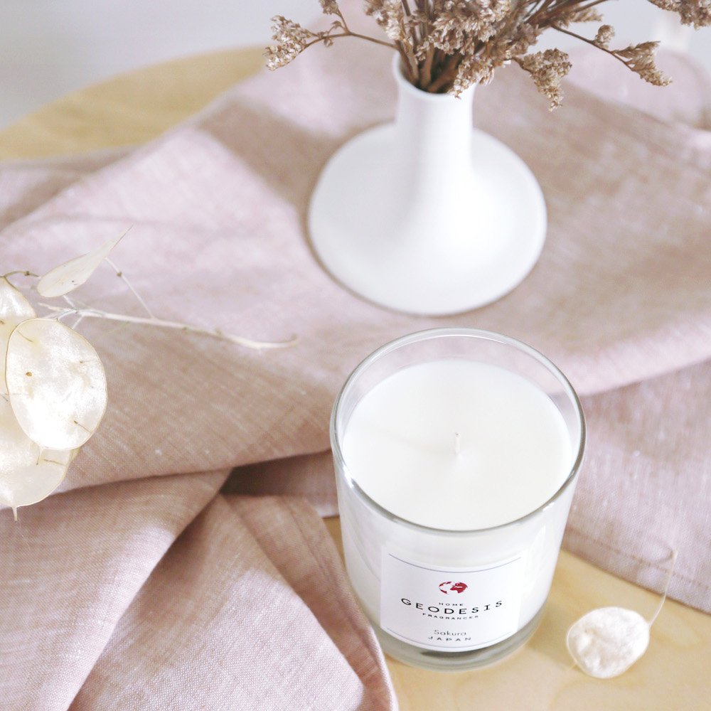 Connaissez vous le Sakura ? 

La délicate fleur du cerisier japonais, riche d'infinie variations de rose, dévoile une note florale poétique et poudrée, très légèrement acidulée. 

Toutes nos bougies parfumées sont fabriquées dans notre atelier en Bretagne.