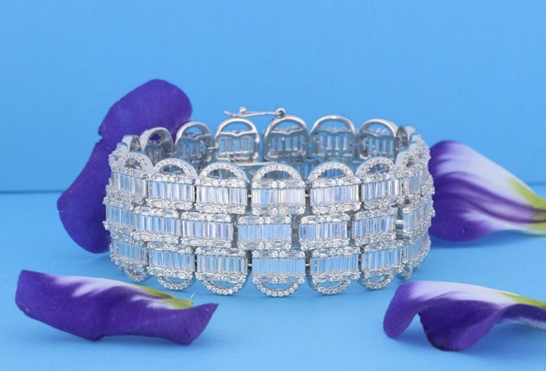 FayendraJewelry's tweet photo. فايندرا تهديكم خصم ٣٠-٥٠٪ بكل الفروع ويشمل كل المعروضات. فضة استرلينية مطلية بالذهب عيار ١٨ قيراط مرصعة باحجار قص الالماس.
سعر الاسوارة قبل الخصم: 2400
#Fayendra latest offer! 30-50% off in all the branches and on all the jewelry. Price of bracelet before discount: 2400 SR/AED https://t.co/hEN2CuyeGS