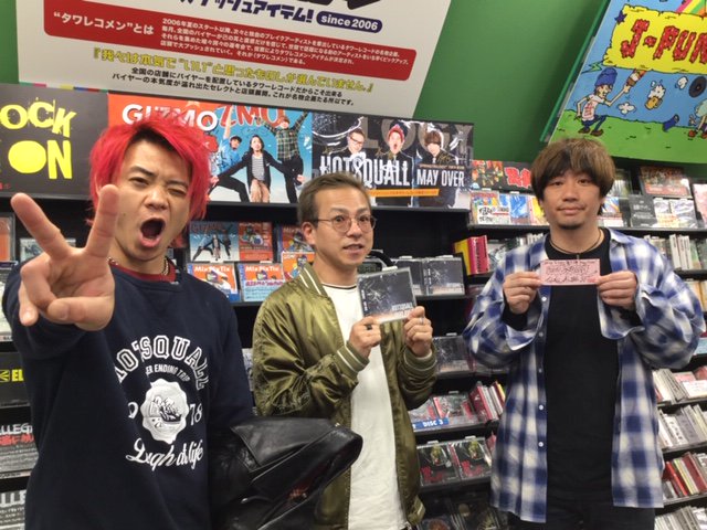 TOWER_Ikebukuro's tweet photo. 【#タワ池訪店】
20周年記念としての三部作の最終章となる
第三弾「#MayOver」を本日リリースの
#HOTSQUALL の皆様がご来店されました😆
看板にサインと直筆コメントいただきました‼️
ぜひチェックしてみてください～🎶(しお) https://t.co/prjtfeS5kW