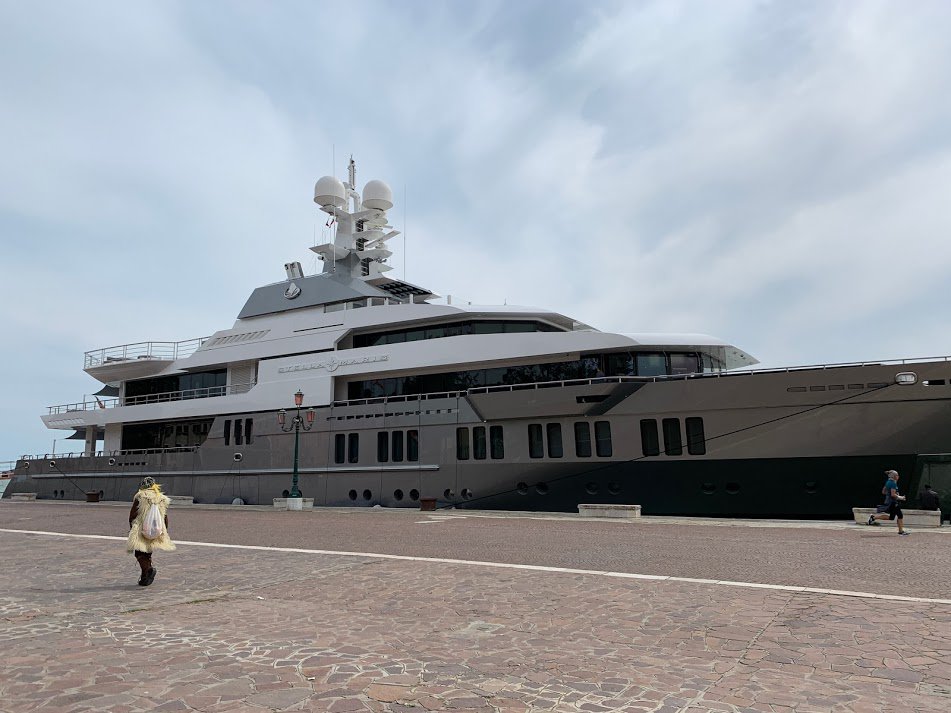 etiennelefleur's tweet photo. And, as the Venice Bienniale is artwashing the migrant crisis and deaths of hundreds of innocent people, the art world press celebrate the luxury yachts assembling to feast on this hideously macabre shipwreck-turned-art-exhibit.

Beyond belief!

https://t.co/A5iOWk3rqC https://t.co/scGGxiyvqd