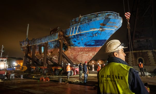 etiennelefleur's tweet photo. And, as the Venice Bienniale is artwashing the migrant crisis and deaths of hundreds of innocent people, the art world press celebrate the luxury yachts assembling to feast on this hideously macabre shipwreck-turned-art-exhibit.

Beyond belief!

https://t.co/A5iOWk3rqC https://t.co/scGGxiyvqd