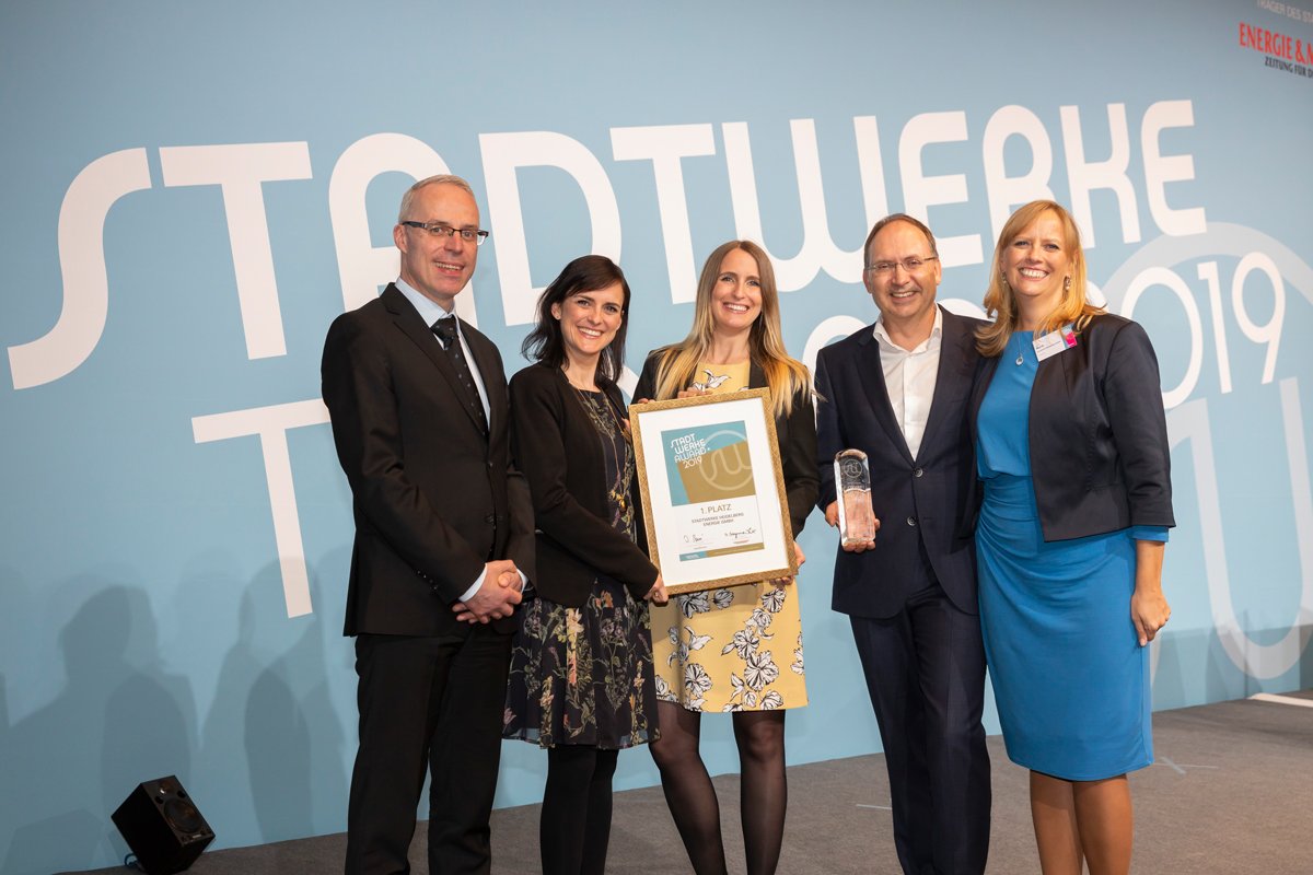 energie_live's tweet photo. Dezentrale Energieversorgung von morgen: @SWHeidelberg gewinnen den Euroforum Stadtwerke Award 2019 für ihr beeindruckendes Projekt eines Energie- und Zukunftspeichers. Herzlichen Glückwunsch! #efswt https://t.co/jw60CZzfRr https://t.co/l0STci3bBM