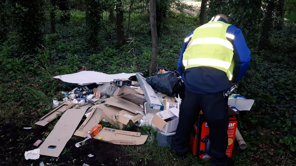 HandhavingRsd's tweet photo. Ook vandaag hebben we weer een grote #afvaldumping in het buitengebied van #Roosendaal aangetroffen. We hebben een #daderindicatie, dus de persoon die hiervoor verantwoordelijk is zal bekeurd worden. #dumpendoejeniet https://t.co/NYkyASGLrN