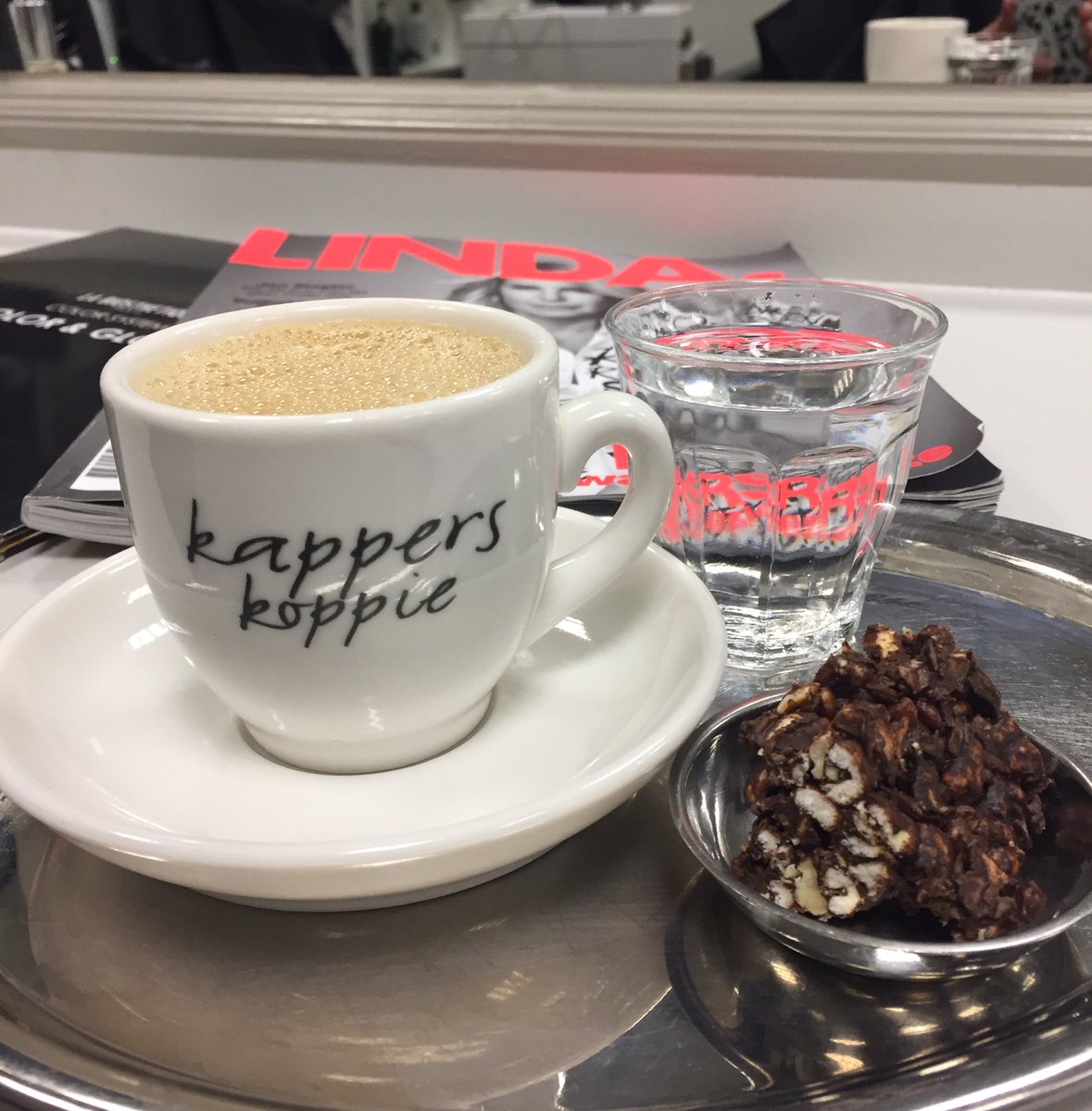 Heerlijk #kapperskoppie met zelf gemaakte traktatie van @christelkooktvegan <a href="/dekapperweert/">De Kapper Weert</a>
