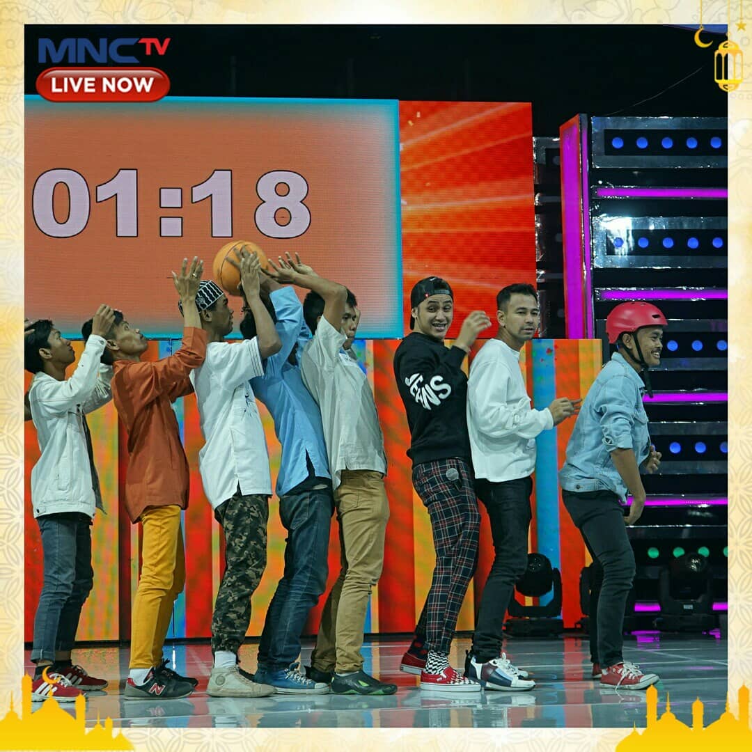 Official_MNCTV's tweet photo. Rabu seru di #ItsShowtimeINA
.
.
Di babak pertama langsung seru seruan di games "Masuk Pak Eko? " Le.. Me.. Sin.. Ajaaa, tim cowok dan cewek akan bersaing untuk dapatkan hadiah. So stay tune masih ada yang lebih seru https://t.co/IGDEBE3atF