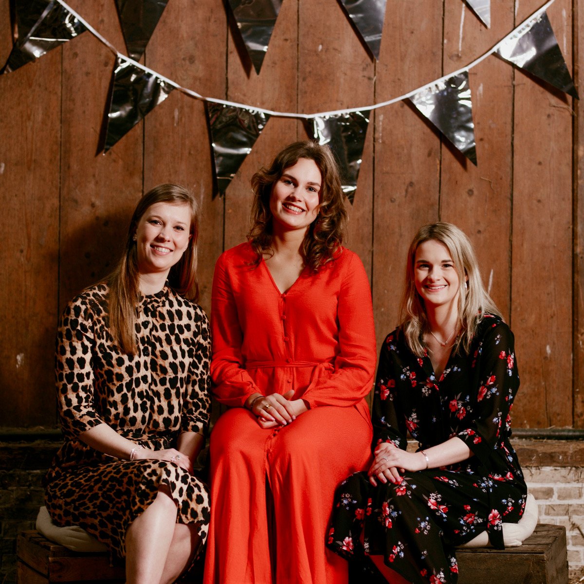 Heamieltrio 2019 👑🎪👏🏻
(van links naar rechts) 

Hofdame Iris de Jong
Heakeninginne Elske Breeuwsma 
Hofdame Ellemein Dijkstra

📸 Martina Ketelaar 
👗 <a href="/LavaBolsward/">Lava</a>

heamiel.nl/heamiel-trio-2…