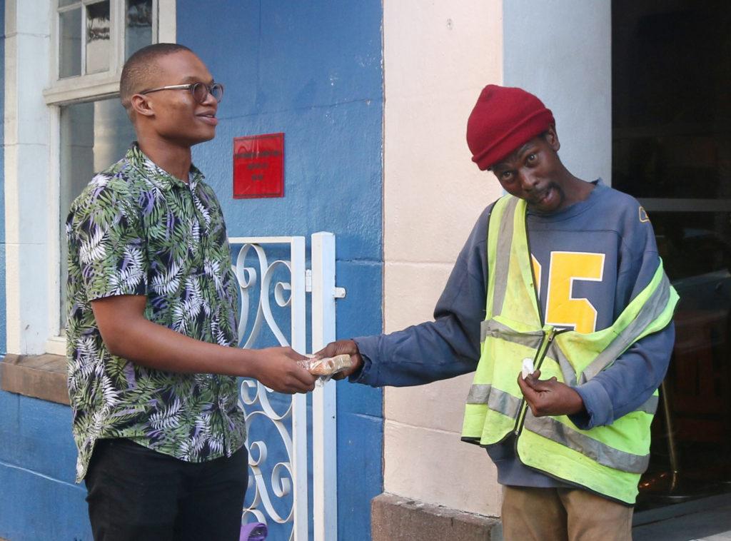WitsVuvuzela's tweet photo. Feeding the homeless people of Braamfontein
By: @Jay_Mbatha 
https://t.co/SB1mcZrSMj https://t.co/CH6kMeUQ4d