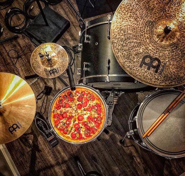 drumming_co's tweet photo. WOW! @VisionaryDrum skins are EPIC! I want a pizza that sticker action! 😂 🍕 

Repost @visionarydrum 
・・・
How hungry would a pizza-themed snare drum skin make you? 🍕 @shumart19 is finding out quickly at band practice! https://t.co/s4LGeD2kQo