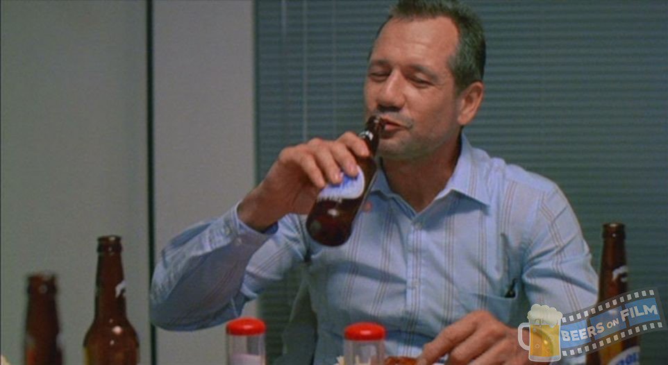 jorgeletralia's tweet image. De dos años antes, «Miami Blues», con Fred Ward y Alec Baldwin tomándose unas polarcitas en la cocina. El emplazamiento de marca fue medio burdo: en más de una escena Ward le pregunta a Baldwin: «Do you want another Polar beer?»