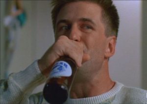 jorgeletralia's tweet image. De dos años antes, «Miami Blues», con Fred Ward y Alec Baldwin tomándose unas polarcitas en la cocina. El emplazamiento de marca fue medio burdo: en más de una escena Ward le pregunta a Baldwin: «Do you want another Polar beer?»