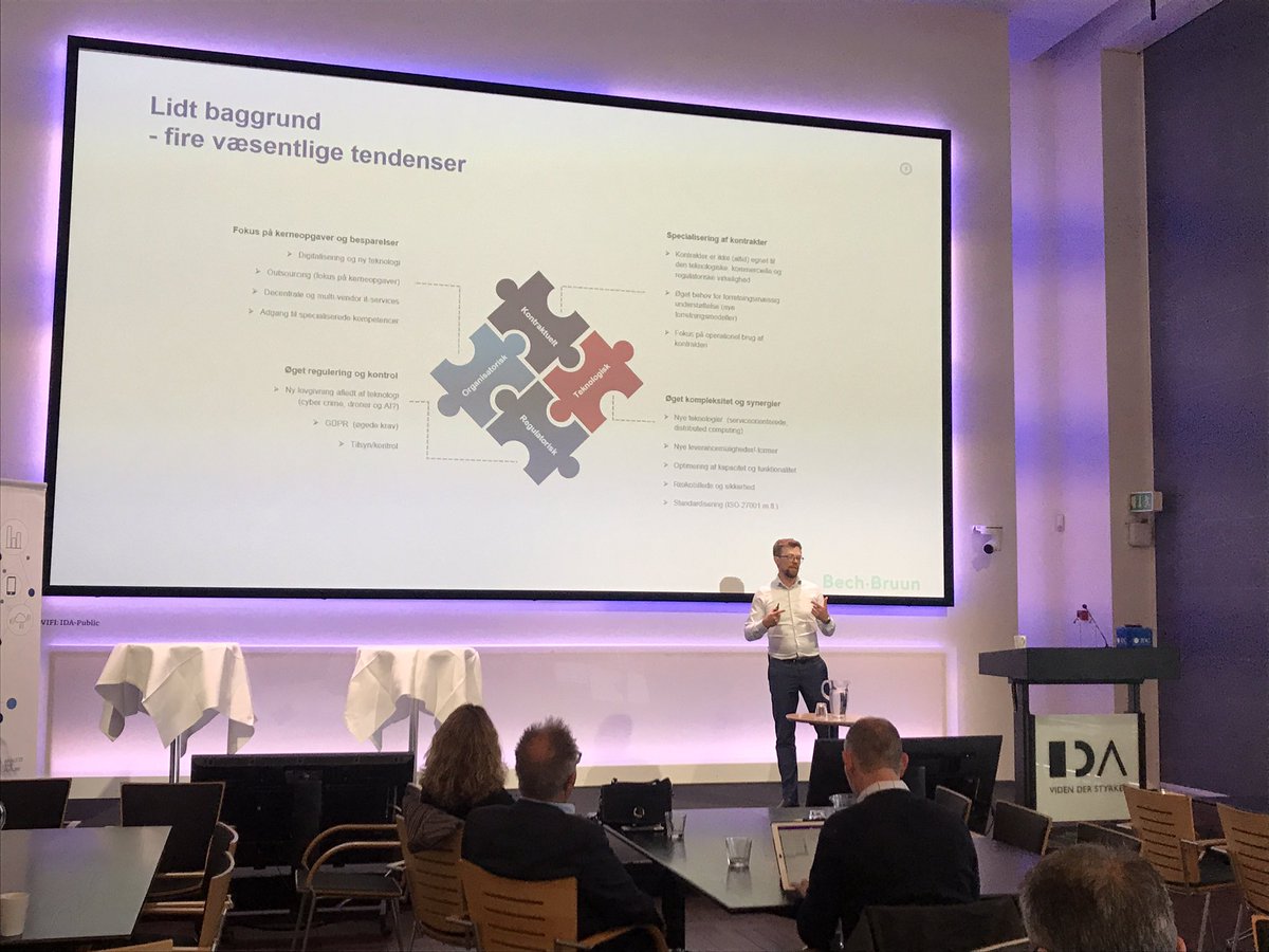 IDCNordic's tweet photo. Jens Grønkjær Sjølander Phil om digitaliseringens indvirkning på kontrakter og juridiske do’s og dont’s i partnerskabskontrakter. #IDCPartnering19 https://t.co/7c84Ec5JMS