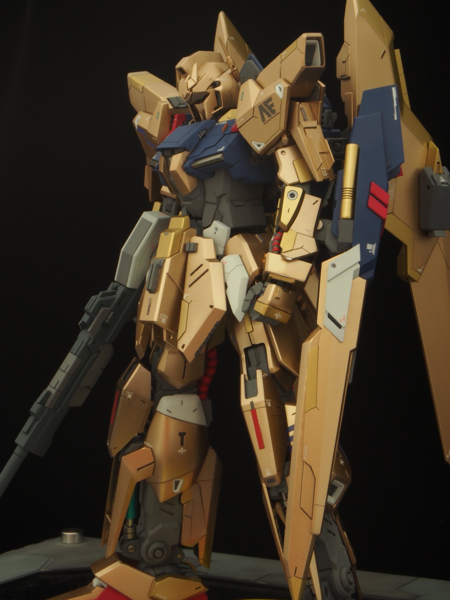 なおきち デルタガンダムでの完成形がこちらになります Mg百式2 0とmgデルタプラスなどでのミキシングになります 追加装甲を装着することを前提としたプロポーションや形状にしてます 白を多目に配置することで 装甲装着時の違和感を消せるように