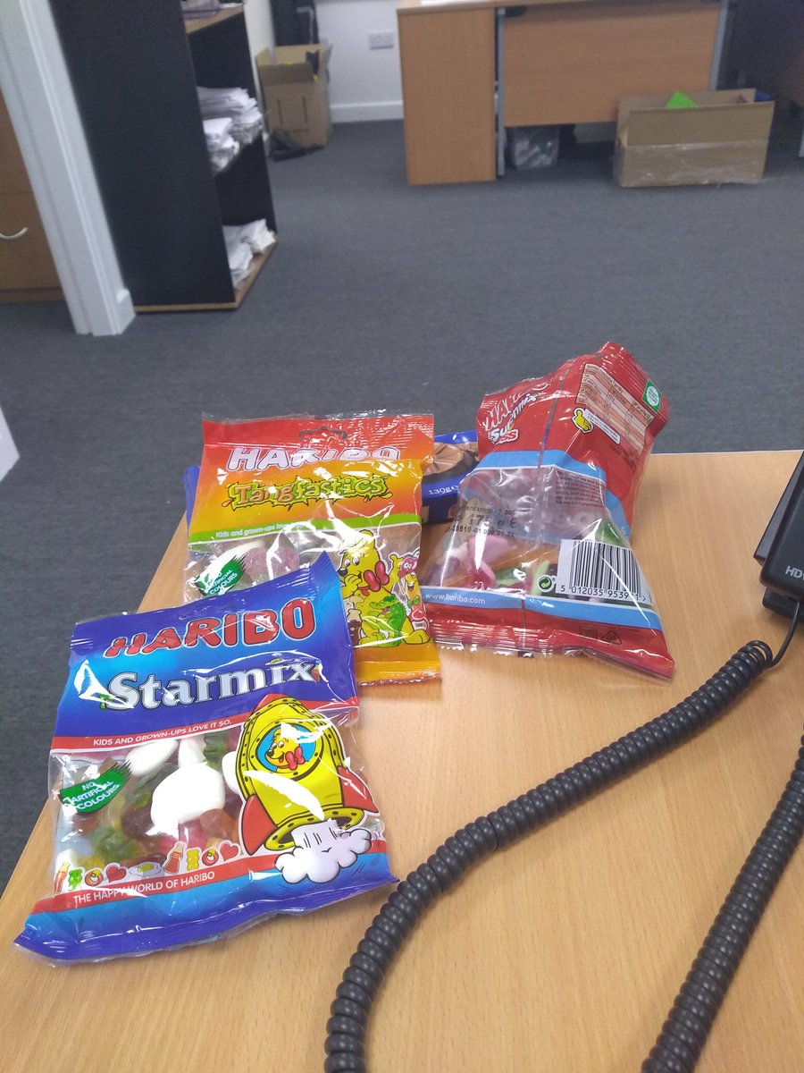 PeterJo64623340's tweet image. When your on a diet and your boss thinks he's a funny fucker and dumps this on your desk...#Motivation #willnotbreak