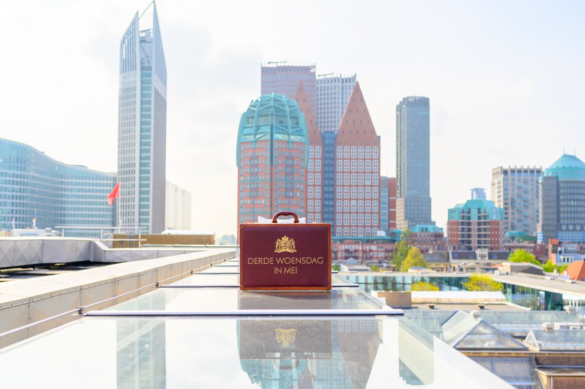 WBHoekstra's tweet image. Met Arno Visser vd @Rekenkamer de laatste punten voor  #Verantwoordingsdag besproken. Ik presenteer dan namens het kabinet het Financieel Jaarverslag vh Rijk &amp;amp; de jaarverslagen van alle ministeries. De Rekenkamer toetst deze en maakt die dag hun bevindingen bekend.