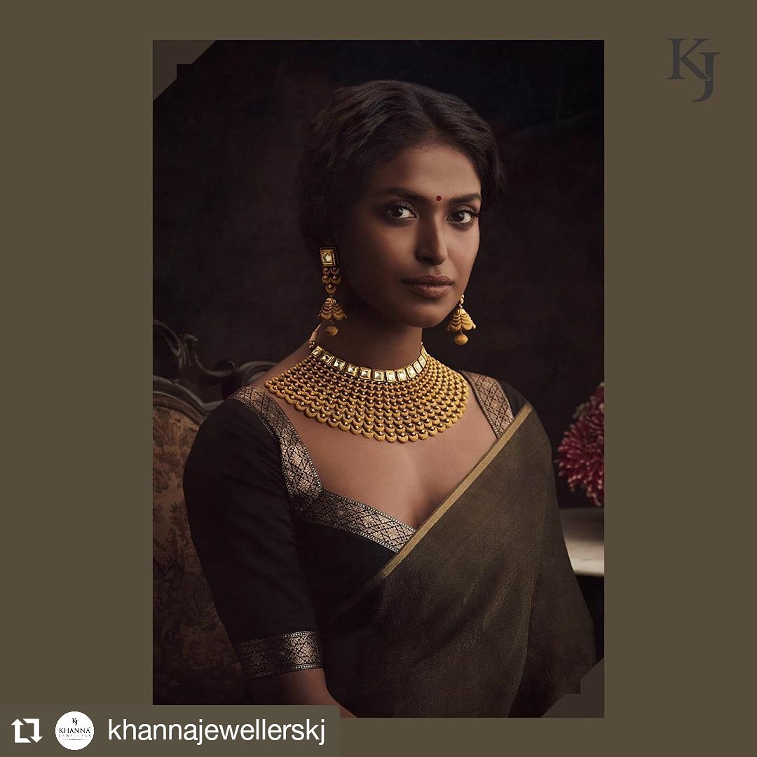 poulomipolodas's tweet photo. A tribute to time honoured jewellery crafting techniques and timeless elegance
Photography: @HATphoto
Model: @poulomipolodas_official
Styling: @JahnviBansal
Makeup: @kajeekarnabeautybox .
.
.
#KhannaJewellers
#FineJewellery
#EternalGold
#GoldJewellery
#HeritageJewels https://t.co/8oOjkotg2b
