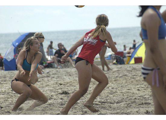 Warmer weather get out on the Beach. Thunder Beach Crew and Lightning Beach programs. Experienced beach volleyball coaches and former national beach medalists Michayla &amp; Julia.
#thunderbeachcrew
#beachvolleyball #oakvillethunder
Sign up today!
😀🏐oakvillethunder.ca/thunder-beach-…