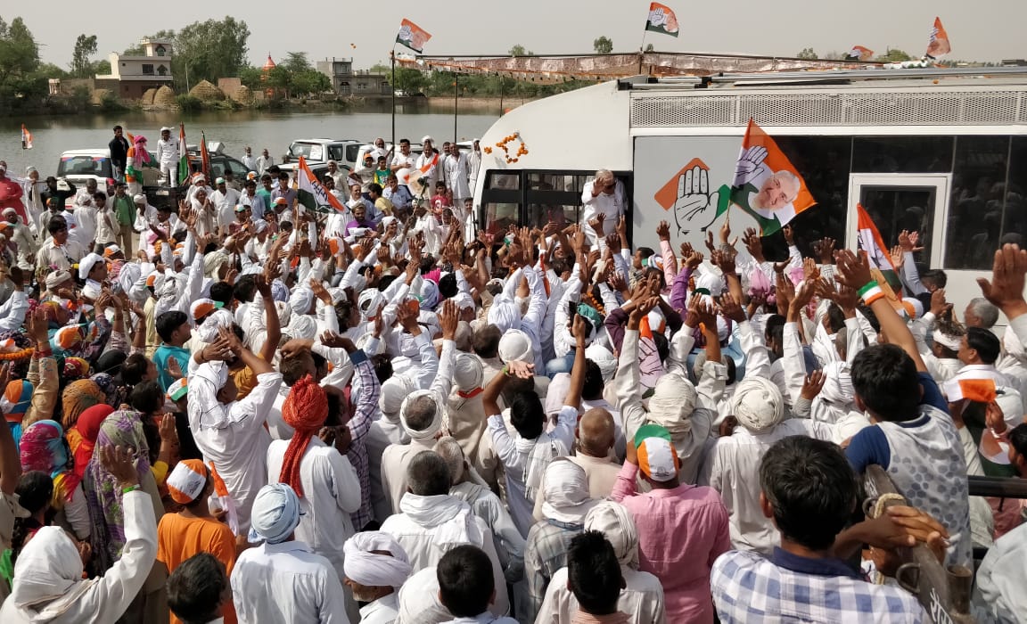 BhupinderShooda's tweet photo. एक वोट से होंगे दो फैसले : 
पहला - दिल्ली में आपका प्रतिनिधि बनकर कौन जाएगा
दूसरा - राज्य में किसकी सरकार बनेगी 

सोनीपत लोकसभा में बरोदा हलके के रूखी, छिछडाना, कथूरा, भंडेरी, आहुलाना, बरोदा, बनवासा, घडवाल, भावड़ आदि गाँवों में चुनाव प्रचार किया। 
आप सबके समर्थन के लिए धन्यवाद। https://t.co/50fytKb2Nj