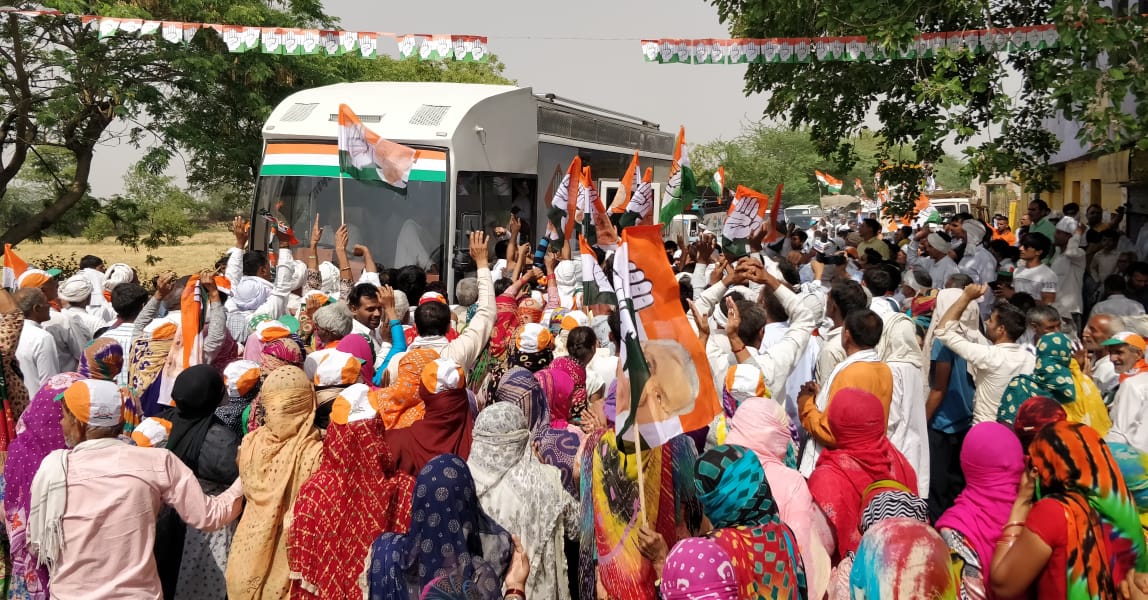 BhupinderShooda's tweet photo. एक वोट से होंगे दो फैसले : 
पहला - दिल्ली में आपका प्रतिनिधि बनकर कौन जाएगा
दूसरा - राज्य में किसकी सरकार बनेगी 

सोनीपत लोकसभा में बरोदा हलके के रूखी, छिछडाना, कथूरा, भंडेरी, आहुलाना, बरोदा, बनवासा, घडवाल, भावड़ आदि गाँवों में चुनाव प्रचार किया। 
आप सबके समर्थन के लिए धन्यवाद। https://t.co/50fytKb2Nj