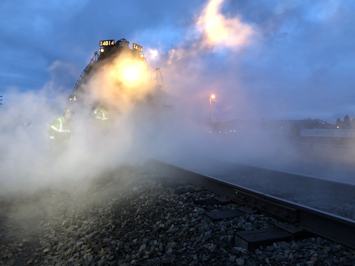 KSL_AlexCabrero's tweet photo. Lots of people out to take pictures of the @UnionPacific Big Boy 4014 in Evanston, WY, this morning. So are we! We’ll have a live report coming up in 10 minutes on @KSL5TV. #KSLTV #GoldenSpike #spike150 #BIGBOY4014 #goodassignment https://t.co/dPmWgKbgiu