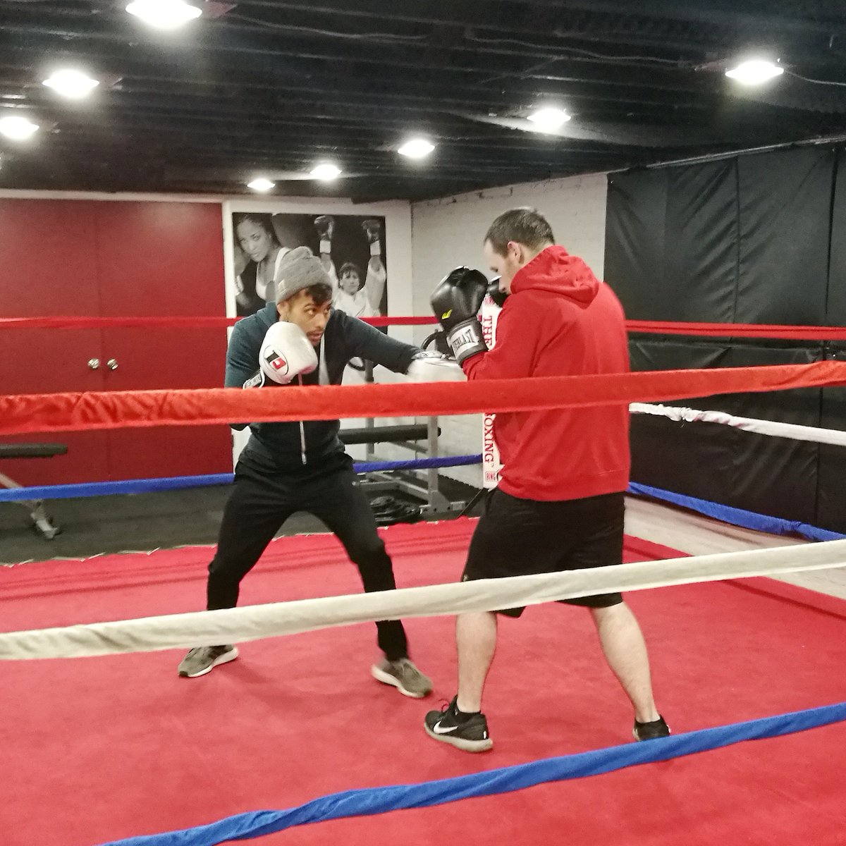 Hammer_Chicago's tweet photo. Brian De Leon teaching some defense skills this morning! 
.
.
.
#boxing #boxingworkout #boxingtraining #boxinggym https://t.co/jdolGTcZZp