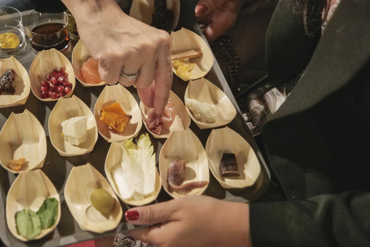 Lunedì abbiamo partecipato al FoodPairing di #PrugnedellaCalifornia testando nuovi abbinamenti. Quello più curioso: prugne e acciughe o pasta di miso! Quello vincente: prugna,noce,feta e foglia di menta!
Grazie a <a href="/lennesimoblog/">Anna Fracassi</a> <a href="/lamammacuoco/">Elisa Russo</a> <a href="/carlanegri8/">carla negri</a> <a href="/cucina_ema/">La cucina di Ema</a> <a href="/VatySuvimol/">Vatinee Suvimol</a>