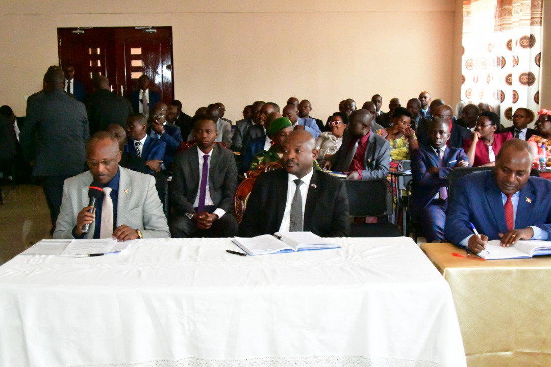 Menya0's tweet photo. #Burundi Le Chef de l'Etat S.E @pnkurunziza ouvre une retraite du @BurundiGov de 2 jours, à @Gitega,  pour évaluer la mise en oeuvre des recommandations issues de la dernière retraite de décembre 2018. Au 1er jour,  la retraite est élargie aux hauts cadres de l'Etat https://t.co/C2FxFfw1R5