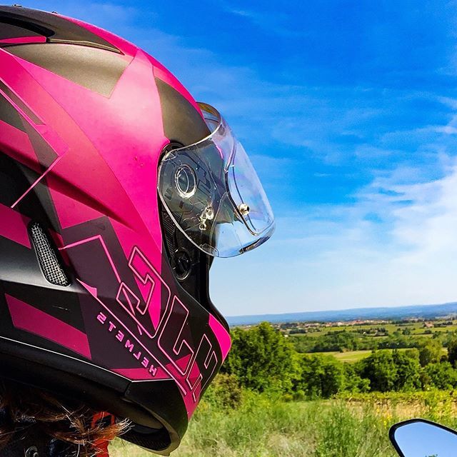 p1prenelle's tweet photo. Le temps était quand même plus sympa mercredi dernier 😅☀️
.
.
.
.
.
.
.
#bringthesunback #motarde #motard #provence #bikergirl #frenchbiker https://t.co/GftUlSdE5q https://t.co/G1qaSlJZ4z