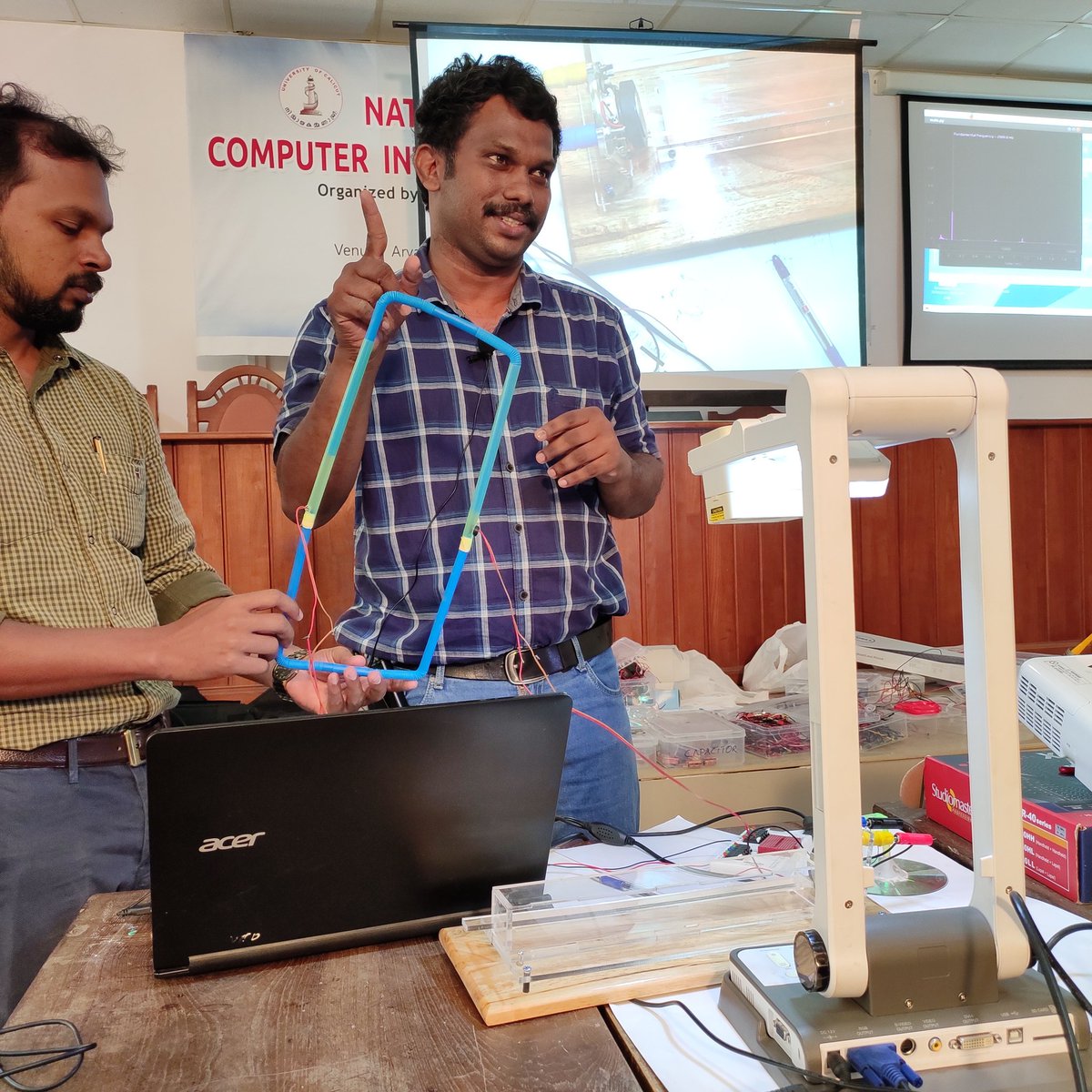 CSparkResearch's tweet photo. Mohd. Rafeek floored an audience of phy teachers with a carefully executed set of acoustic demonstrations using ingenious apparatuses; straws, pipes, and cut up pistons!
#interferenceofsound #expeyes17 #RISE #nodes #antinodes https://t.co/XlCtC1sSVG