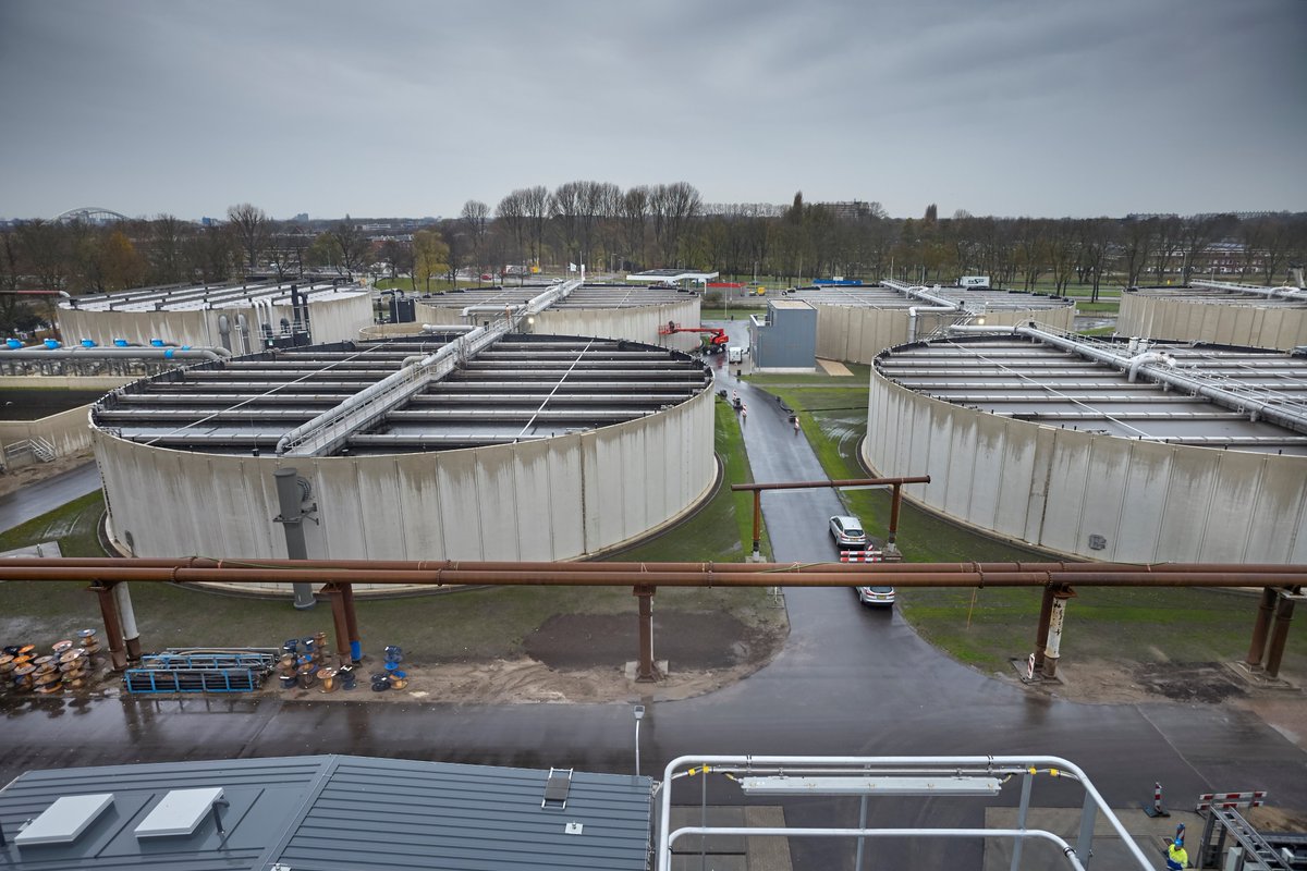 Mijlpaal: De nieuwe zuiveringstanks op de #rioolwaterzuivering in Utrecht zijn in gebruik genomen! De nieuwe tanks werken met de Nereda®-technologie. Als alles volgens planning verloopt, is de gehele zuivering medio 2019 gereed. Lees meer via bit.ly/2Ja2Cuq
