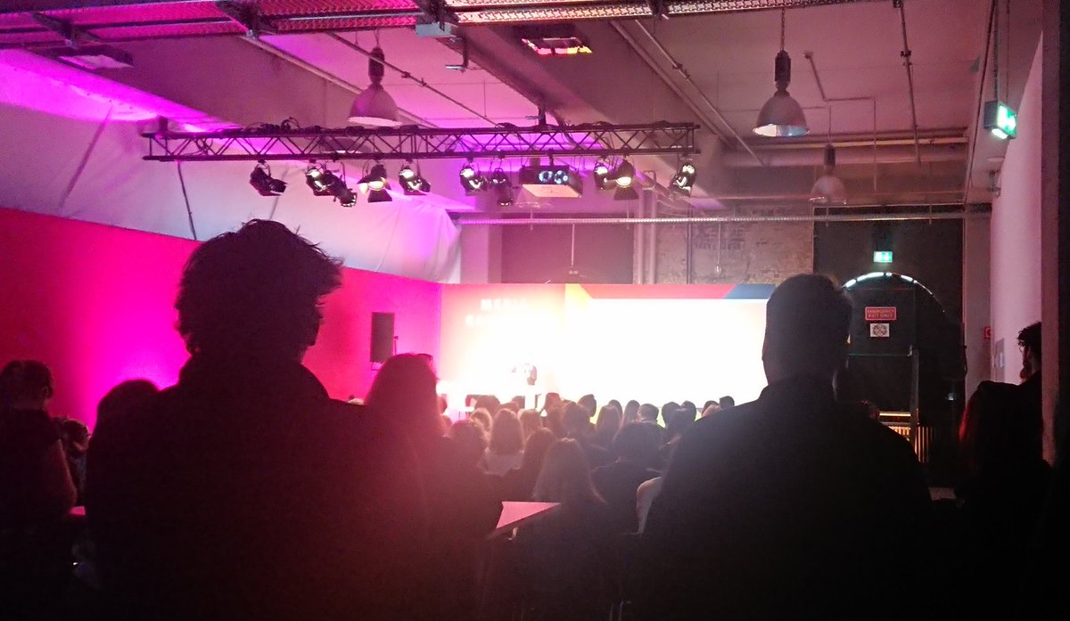 averagepony's tweet photo. "'Oops!' ist keine Ausrede! - Wie wir diskriminierende Berichterstattung verhindern können" - der #mediacube mit @MelinaBorcak ist voll! 👏

👉 @meinfeenstaub twittert auch von hier 👀

#rp19 #mcb19 https://t.co/h0BUvtYJO1