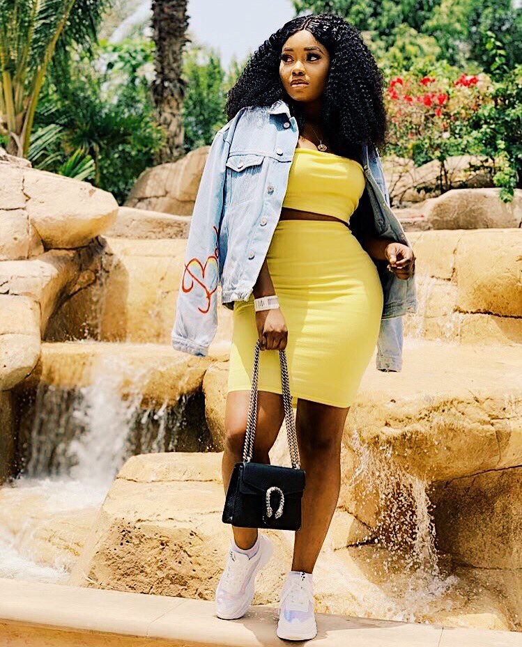 JacketsbyNimi's tweet photo. How to slay your custom denim jacket as an accessory:

1. Hang your jacket on your shoulders in warmer temperatures. 

2. Tie your jacket on your waist to flatter your curves at a beach party or evening cocktail. 

#Customartbynimi #denimjacket #handpainted #MetaGala https://t.co/uR300DXNnL