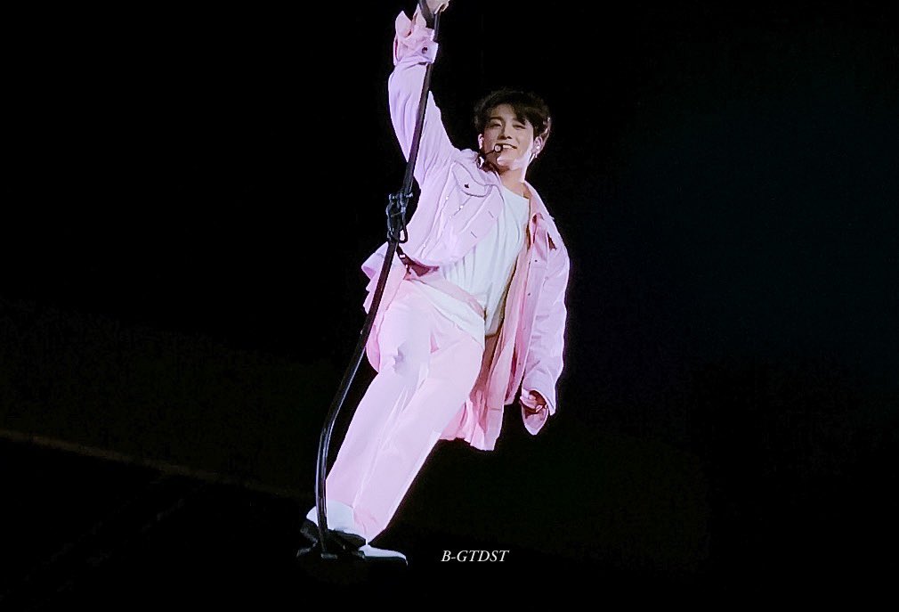 B_GTDSTT's tweet photo. 190504-5 Speak Yourself in LA

Still impressed by how brave he was😇

#정국 #JUNGKOOK #BTS #방탄소년단 @BTS_twt https://t.co/mwn6DQxpOM