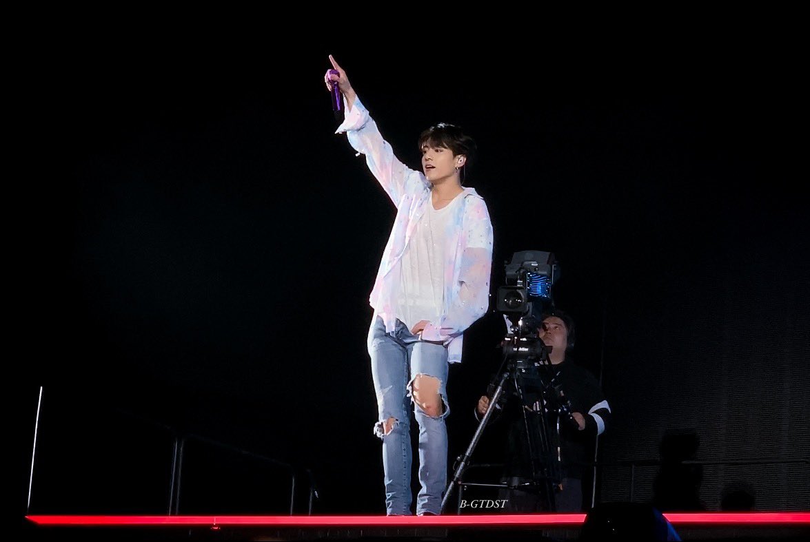 B_GTDSTT's tweet photo. 190504-5 Speak Yourself in LA

Still impressed by how brave he was😇

#정국 #JUNGKOOK #BTS #방탄소년단 @BTS_twt https://t.co/mwn6DQxpOM