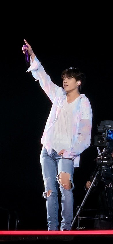 B_GTDSTT's tweet photo. 190504-5 Speak Yourself in LA

Still impressed by how brave he was😇

#정국 #JUNGKOOK #BTS #방탄소년단 @BTS_twt https://t.co/mwn6DQxpOM