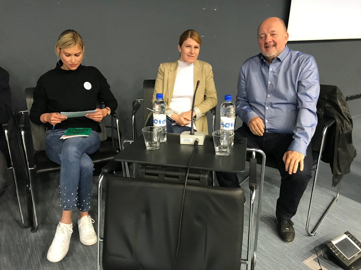 <a href="/1uraMura/">urša zgojznik</a>: "Mladi ne verjamejo več politikom. Zakaj bi? Tudi sama sem bila v 10 letih nevladništva vedno znova razočarana nad praznimi obljubami.  Zato sem se odločila, da jim z vstopom v politiko ponudim očiščeno politiko s konkretnimi dejanji!" 
 #EUvolitve19