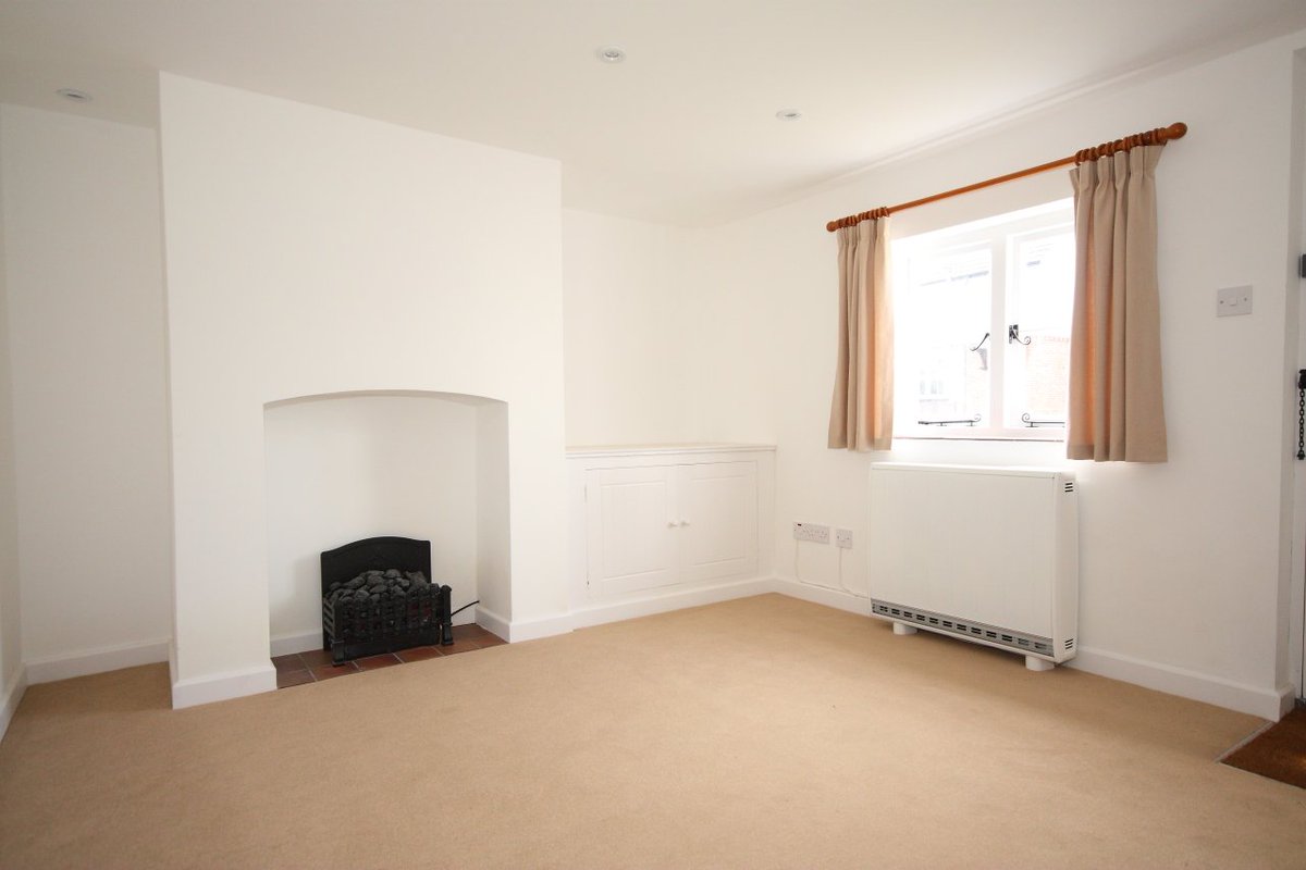 NickGriffithsUK's tweet image. I've recently listed this charming cottage in #Ripley for £1350pcm.  It has been lovingly renovated and has direct access onto the green. Please contact me for more information or to arrange a viewing.
#Woking #WokingProperty #WeLoveWoking #VillageLife #CharacterHomes