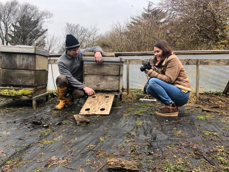 🐝 Behind the scenes at the photography shoot for this month’s feature on bees. 🐝

I was very impressed with Alexa at Odd Poppy Photography who didn’t so much as flinch as the bees buzzed around her, landing in her hair and on the camera 📸!

#myshetlandlife #photoshoot