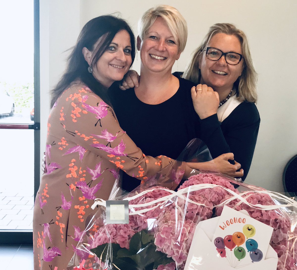 SGR_UNIK's tweet photo. We wuiven een #topcollega uit! Hilde Vandersteen gaat een nieuwe uitdaging aan en wordt in de (roze) bloemetjes gezet door de collega’s basisonderwijs @Sgr9Ringscholen!
#succesinjenieuwejob #straffemadam #nieuweuitdaging https://t.co/UtHCHXBJ4l