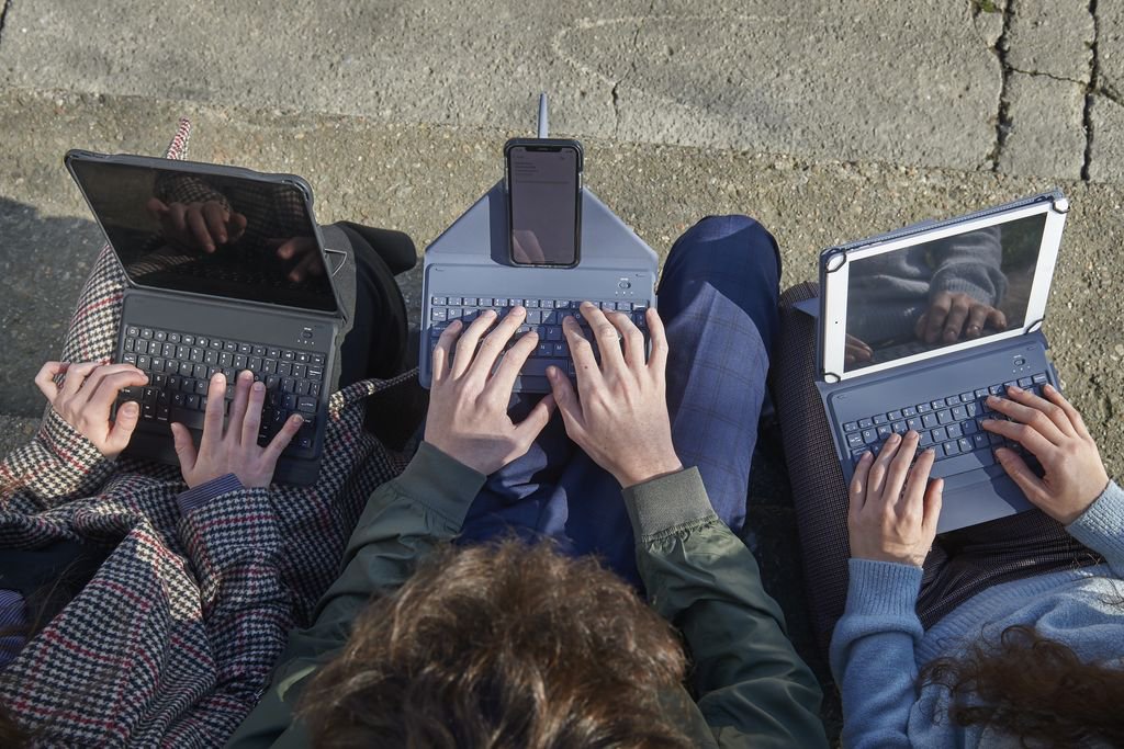 Sí! Puedes tenerlo todo!!! Con Scrivo de #Tucano2019  tu Tablet se vestirá a la última. Una cover delgada, ligera y compatible con tabletas de hasta 10” que además incluye un  teclado Bluetooth en cuero ecológico, con una batería de litio excepcionalmente duradera.