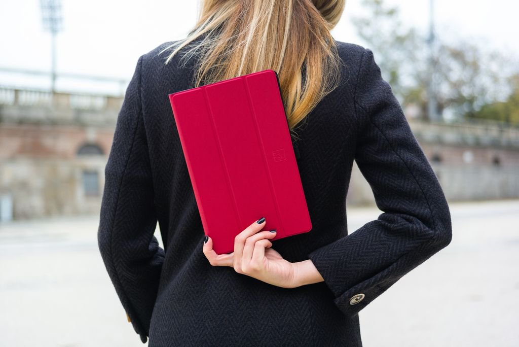 Glamour, delicadeza y resistencia, eso es lo que te ofrece Gala de #Tucano2019. Es la funda perfecta para tu Samsung Galaxy Tab A o Tab S5e. Una carcasa rígida cubierta de cuero ecológico y un interior suave que protege de rayas y rasguños. Y con lazo elástico para tu stylus.