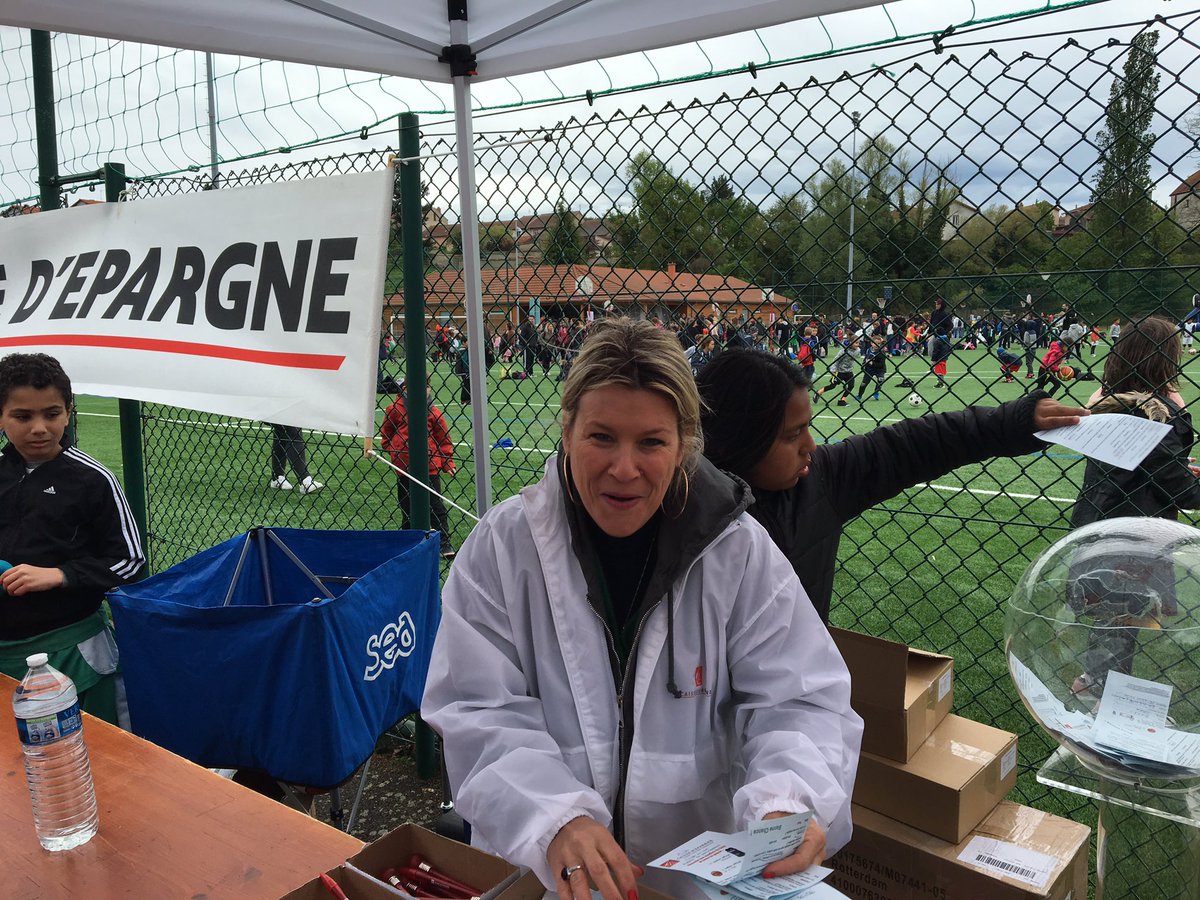 CaissEpargneLDA's tweet photo. Les équipes @CaissepargneLDA sont au RDV pour la fête nationale du mini #basket qui se tient à @VilledeRoanne et vous attendent nombreux sur leur #stand. @EspritBasket https://t.co/m1o8mirUIK