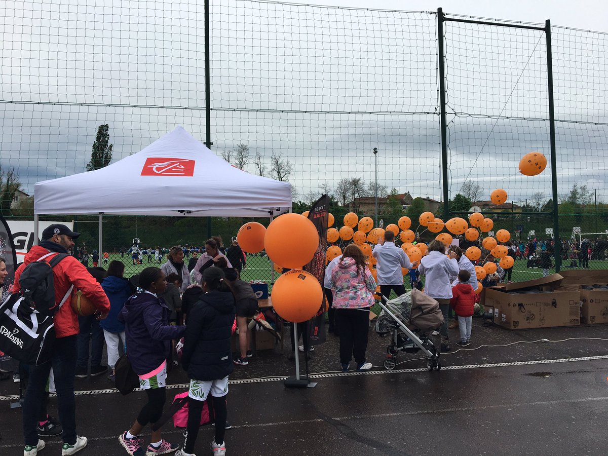 CaissEpargneLDA's tweet photo. Les équipes @CaissepargneLDA sont au RDV pour la fête nationale du mini #basket qui se tient à @VilledeRoanne et vous attendent nombreux sur leur #stand. @EspritBasket https://t.co/m1o8mirUIK