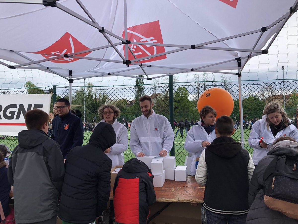 CaissEpargneLDA's tweet photo. Les équipes @CaissepargneLDA sont au RDV pour la fête nationale du mini #basket qui se tient à @VilledeRoanne et vous attendent nombreux sur leur #stand. @EspritBasket https://t.co/m1o8mirUIK