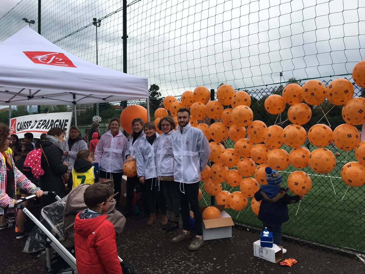CaissEpargneLDA's tweet photo. Les équipes @CaissepargneLDA sont au RDV pour la fête nationale du mini #basket qui se tient à @VilledeRoanne et vous attendent nombreux sur leur #stand. @EspritBasket https://t.co/m1o8mirUIK
