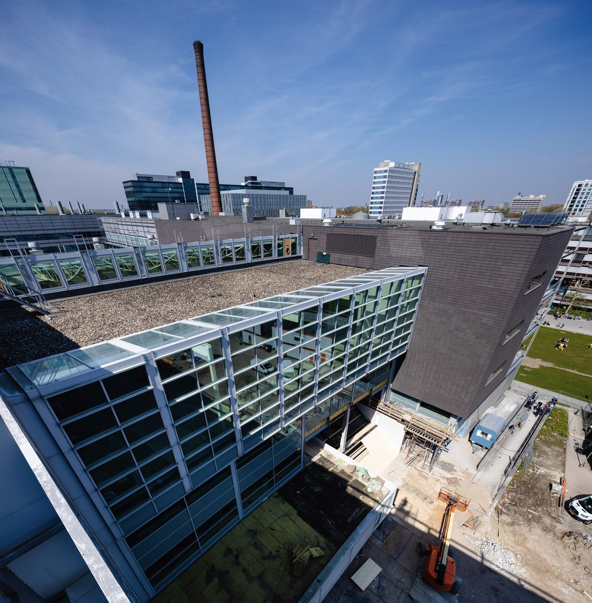 FontysBEnT's tweet photo. Wat een plaatje hè? Nog een paar maanden en dan verhuizen wij met onze Eindhovense studenten en medewerkers naar dit gebouw op de TU/e campus: de Rondom. #Eindhoven #Fontys #Techniek #FontysBEnT https://t.co/Ctr6DjxlGr