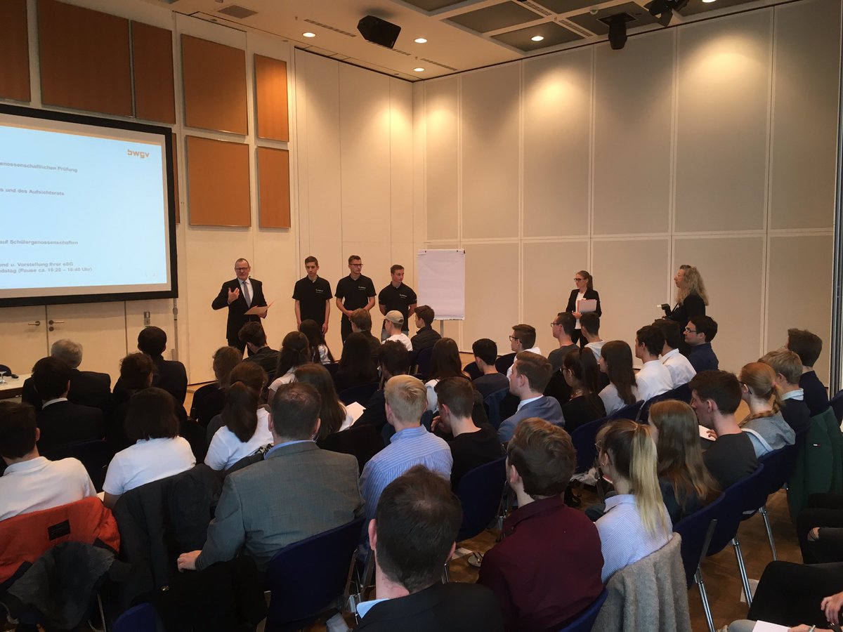 genobawue's tweet photo. Aktive #Jugend: Vor dem #Verbandstag des #Baden-Württembergischen #Genossenschaftsverbands in #Pforzheim treffen sich Vertreter der mittlerweile 26 #Schülergenossenschaften zum Erfahrungsaustausch. #eG #Genossenschaft https://t.co/jjmWVKJwAM