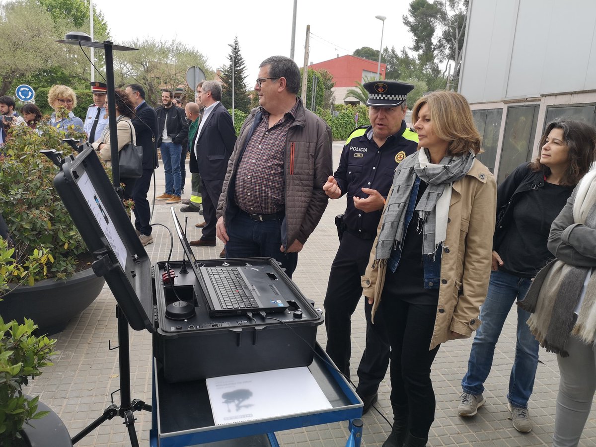 ajsantcugat's tweet photo. #Santcugat inicia una prova pilot per incorporar un robot de patrullatge. Disposa de 3 càmeres 360° amb visió nocturna i permet observar a temps real incidències que es detectin a la via pública https://t.co/ApBxse1N08