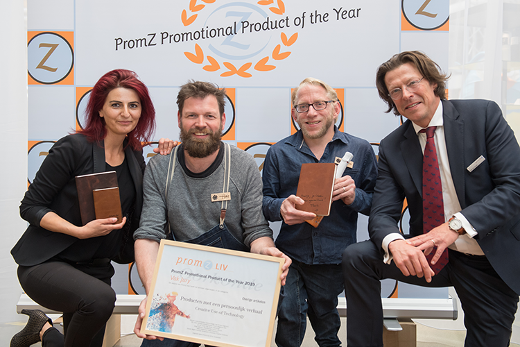 PromZTweetZ's tweet photo. Producten met een persoonlijk verhaal van @CreativeUseofTe is winnaar van de PromZ Promotional Product of the Year award in de categorie Overige artikelen. Vandaag nog te zien op https://t.co/XwQlAw6PQg stand 136. #pppoty #promzlive #persoonlijkverhaal #creativeuseoftechnology https://t.co/jzDdb2w0x8
