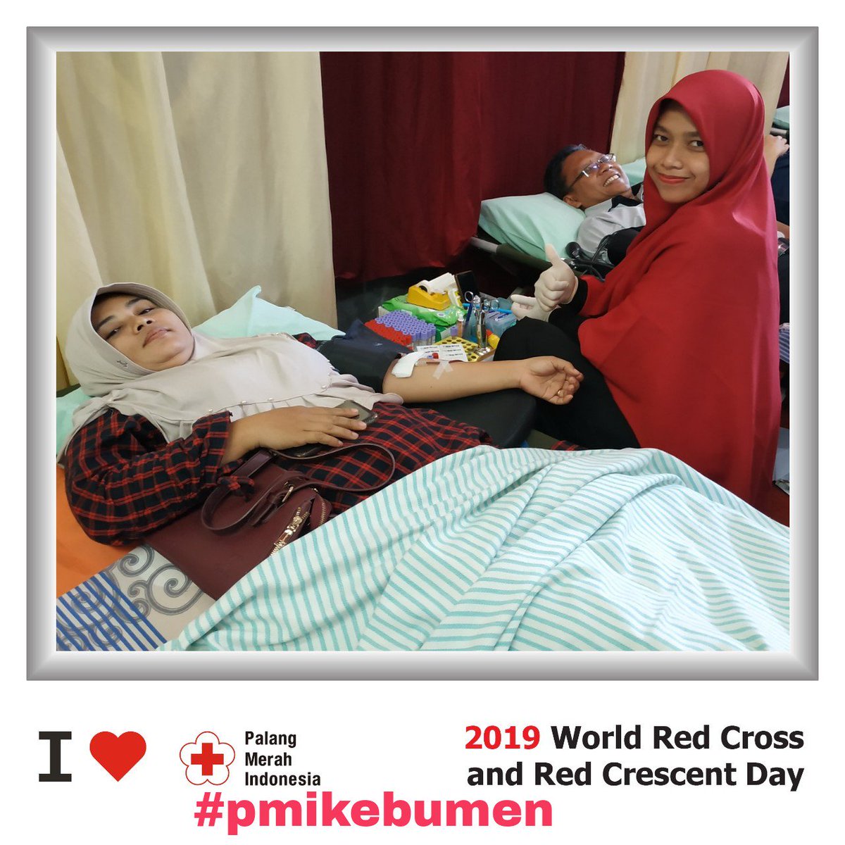 pmi_kebumen's tweet photo. Hari Palang Merah dan Bulan Sabit Merah internasional.
Kualitas dalam pelayanan dan mutu darah terus kami tingkatkan, sebagai bentuk #cinta kami kepada masyarakat.
Selamat hari palang merah dan bulan sabit merah internasional ya sahabat.
#pmikebumen #loveredcross #RedCrossDay https://t.co/QReG9tTxe0