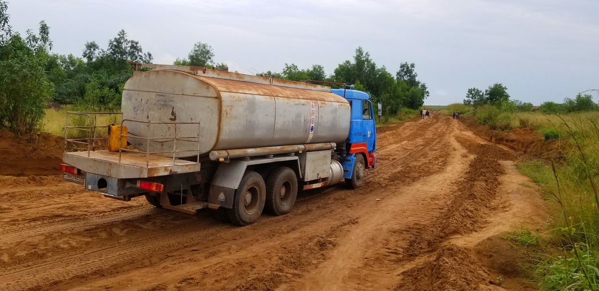 OR_dpk's tweet photo. Nous sommes sur la route nationale numéro 17 allant vers la province du Bandundu, au niveau du village Mfumu-Nketo toujours à Kinshasa, où la Direction Provinciale de Kinshasa exécute des travaux de remise en état de la route. https://t.co/WjH5j1hcJb
